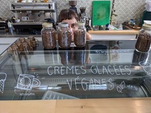 Crèmes glacées véganes (de l'Armoire à glace) at Café des Habitudes in Montreal