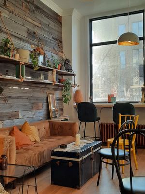  at Café des Habitudes in Montreal