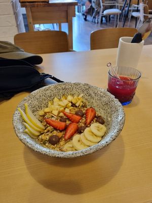 Oat porridge and fresh juice at Br00m44 in Zagreb