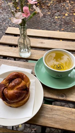 Cinnamon Roll, Lemon Ginger Tea at Populus Coffee in Berlin