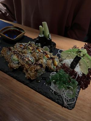 Sushi wird frisch gerollt, auf Wunsch auch ohne Frischkäse, einige vegane Gerichte auf der Speisekarte  at Rice Fusion in Augsburg
