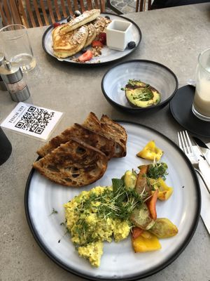 tofu scramble and fried avocado at KLYO - Alte Münze in Graz