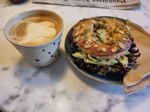 Veganer Bagel und Cappuccino at Lazy Cat Coffeehouse in Pfarrkirchen