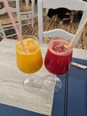 Orange juice and blood orange juice at Restaurante Damasco in Cordoba