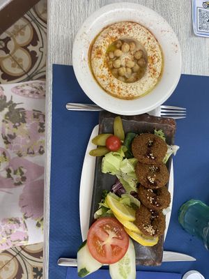 Hummus and falafels 😋❤️  at Restaurante Damasco in Cordoba