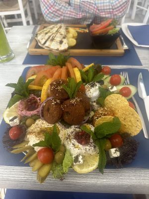 Veggie platter (enough for 2-3 people) and not on the menu  at Restaurante Damasco in Cordoba