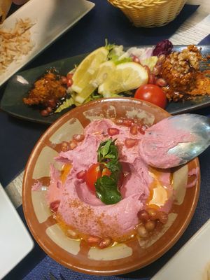Humus de remolacha y muhamara at Restaurante Damasco in Cordoba