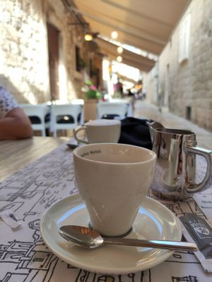 Café con leche de almendras y ensalada de quinoa at Stara Loza in Dubrovnik