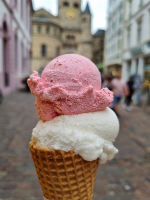 Himbeer spezial & Limette-Ingwer at Christis - Eis & Kaffee in Trier