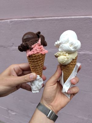 Dunkle Schokolade und Erdbeere, sowie Zitrone und Mirabelle. at Christis - Eis & Kaffee in Trier