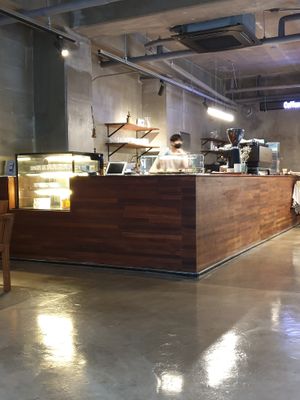clean and open at Coffee Doga Heritage - Ehwa branch 커피도가 헤리티지 이화점 in Seoul