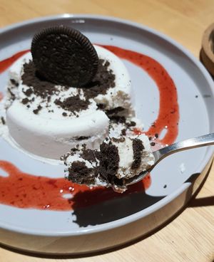 Oreo summer cake - close-up at Coffee Doga Heritage - Ehwa branch 커피도가 헤리티지 이화점 in Seoul