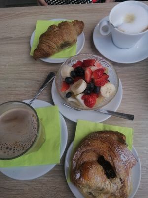 Fruitsalade, latte machiatto, croissants bramen jam at Biolino in La Spezia