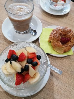 Fruitsalade, latte machiatto, croissant met pistache crème at Biolino in La Spezia