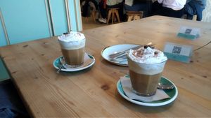Caffè latte al caramello #Veganuary at Little Fern in Barcelona