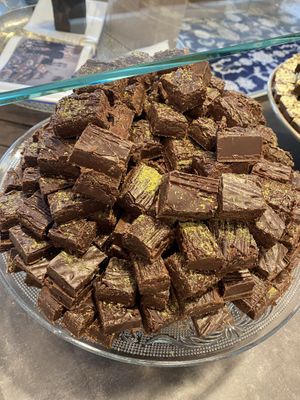 Choco brokken met dennen naald en zoete kastanje! Heerlijk. at De Chocolage in Bladel