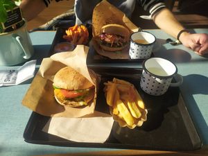 Cheeseburger + sweet potato fries and Vienna Burger + potato fries at Swing Kitchen - Universitätsring in Vienna
