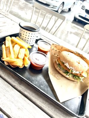 Vienna burger and fries   at Swing Kitchen - Universitätsring in Vienna
