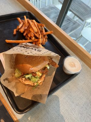 Pulled BBQ, Sweet Potato Fries, Truffle Mayo  at Swing Kitchen - Universitätsring in Vienna