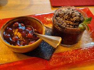 Der vegane Schokokuchen mit Thymiankirschen at Wirtshaus im Tutzinger Hof in Starnberg