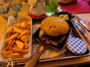 Der vegane Fischburger mit Chips und Avocadodip at Wirtshaus im Tutzinger Hof in Starnberg