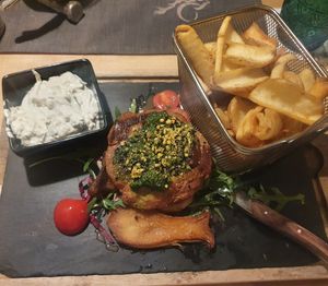 Vegan steak on mushrooms with potatoes and tzatziki at Wirtshaus im Tutzinger Hof in Starnberg