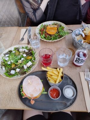 Tre veganske retter: Crispy NO chicken burger m/fritter, Torve-hallen "feta" salat med oliven og kerner Crispy NO chicken salat med soltørrede tomater og mango-chilli dressing. at Torve-Hallen.dk in Soenderborg