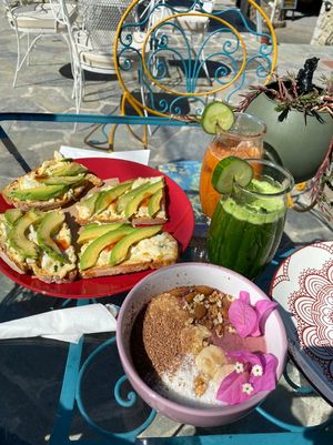 Egg salad with 🥑 & spinach juice at The Kalymnos Experience Healthy Food Bar in Kalymnos