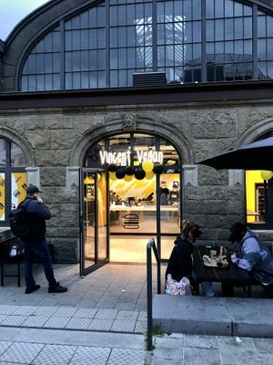 store from outside (tables inside & outside) at VINCENT - Hauptbahnhof Hamburg in Hamburg