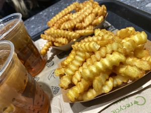 Crinkle cut fries  #Veganuary at VINCENT - Hauptbahnhof Hamburg in Hamburg