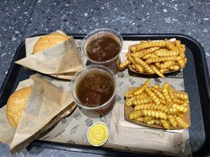 Burger „cheesy one“, ice teas und crinkle cut fries mit Ketchup und Knoblauchmajo 🌱 #Veganuary at VINCENT - Hauptbahnhof Hamburg in Hamburg