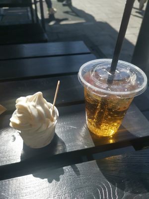 Sundae and ginger beer kola at VINCENT - Hauptbahnhof Hamburg in Hamburg