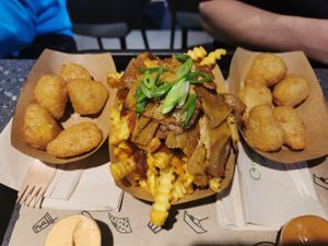 Chili cheese nuggets and Kebab fries at VINCENT - Hauptbahnhof Hamburg in Hamburg