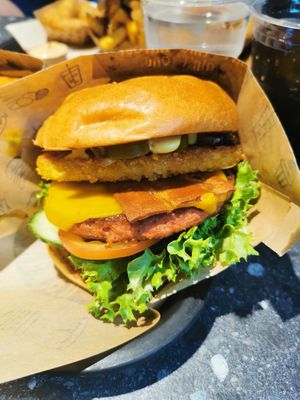 Cheesy burger at VINCENT - Hauptbahnhof Hamburg in Hamburg