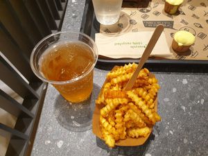 Ginger Ale und Pommes mit Cajun at VINCENT - Hauptbahnhof Hamburg in Hamburg