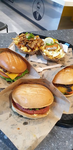 Burgers and fries at VINCENT - Hauptbahnhof Hamburg in Hamburg
