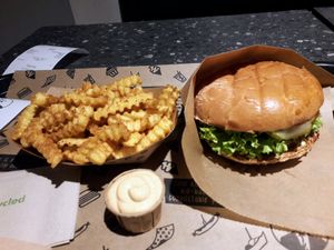 Beyond with cajun fries at VINCENT - Hauptbahnhof Hamburg in Hamburg