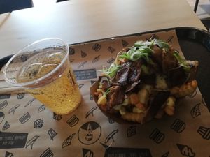 KebapFries mit Vayonese, Ginger Vince Ale at VINCENT - Hauptbahnhof Hamburg in Hamburg