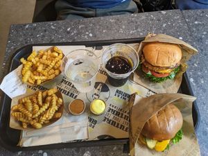 Fries, drinks, vilet-no-vish & big veganski burgers at VINCENT - Hauptbahnhof Hamburg in Hamburg