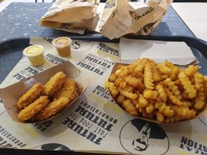 Crinkle fries and nuggets at VINCENT - Hauptbahnhof Hamburg in Hamburg