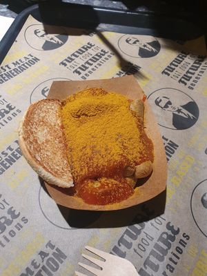 lekker vegan currywurst!!! at VINCENT - Hauptbahnhof Hamburg in Hamburg