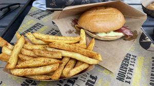 Breakfast Burger mit Cajun Fries  at VINCENT - Hauptbahnhof Hamburg in Hamburg