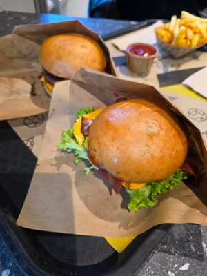 Hinten: Double Smash Burger. Vorne: Cheeseburger mit Extra Bacon at VINCENT - Hauptbahnhof Hamburg in Hamburg