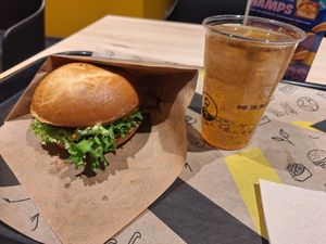 Cheezeburger und Ginger Ale at VINCENT - Hauptbahnhof Hamburg in Hamburg