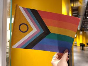 Progress Pride Flagg an der Essensausgabe. Wir haben uns sehr willkommen gefühlt. Ob sie Geschlechtertrennung auf den Toiletten haben, haben wir aber nicht geguckt. at VINCENT - Hauptbahnhof Hamburg in Hamburg