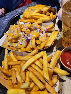 'Crunchy Fries' (3.99€) & 'Chilli Cheese Fries' (7.49€) at VINCENT - Hauptbahnhof Hamburg in Hamburg