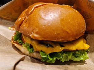 Cheese burger at VINCENT - Hauptbahnhof Hamburg in Hamburg