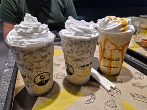 Shakes: cookies & cream, caramel at VINCENT - Hauptbahnhof Hamburg in Hamburg
