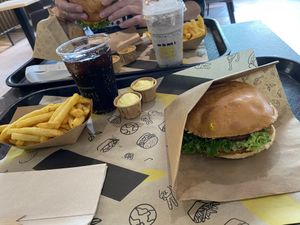 Burger, chips and truffle mayo    at VINCENT - Hauptbahnhof Hamburg in Hamburg