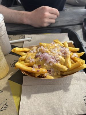 Chilli cheese fries, but couldn’t find the chilli. 😅  at VINCENT - Hauptbahnhof Hamburg in Hamburg
